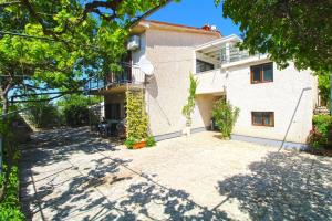 uma casa com uma grande entrada de garagem em frente em Ferienwohnung für 3 Personen ca 25 qm in Pjescana Uvala, Istrien Istrische Riviera - b54410 em Pjescana Uvala