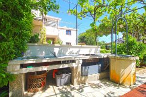 uma cozinha exterior com um lavatório e uma lata de lixo em Ferienwohnung für 3 Personen ca 25 qm in Pjescana Uvala, Istrien Istrische Riviera - b54410 em Pjescana Uvala