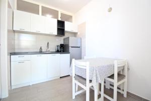 uma cozinha com mesa e cadeiras num quarto em Ferienwohnung für 3 Personen ca 25 qm in Pjescana Uvala, Istrien Istrische Riviera - b54410 em Pjescana Uvala
