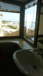 Rose Apartment tesisinde bir banyo