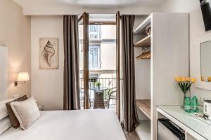 sypialnia z białym łóżkiem i balkonem w obiekcie Hotel Sorrento City w Sorrento