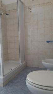 ein Bad mit einem WC, einer Dusche und einem Waschbecken in der Unterkunft Rose Apartment in Crotone
