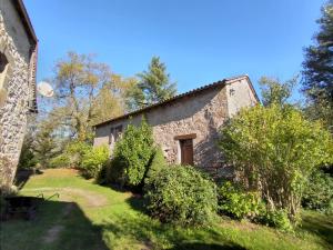 Zahrada ubytování Ancienne grange réhabilitée et Grangette avec piscine et jardin