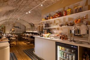 ein Restaurant mit einer Theke und einer Bar in der Unterkunft Best Western Bretagne Montparnasse in Paris