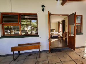 ウェリントンにあるCummings Guesthouseのベンチと窓のある部屋、ベッドルーム1室が備わります。