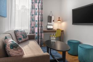 利丁厄的住宿－斯科森姆維克酒店，客厅配有沙发和桌子