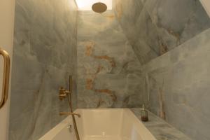 Manoir de Laroque Delprat的一间浴室