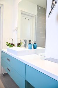 bagno con lavandino e specchio di Blue Luxury Apartment a Budapest