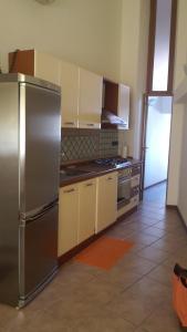 eine Küche mit einem Kühlschrank aus Edelstahl in der Unterkunft Rose Apartment in Crotone