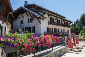 un bâtiment avec des fleurs sur une clôture dans l'établissement Résidence Grand Roc - Campanules 112 - Happy Rentals, à Chamonix-Mont-Blanc