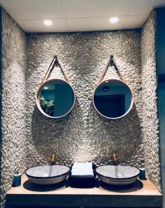 un bagno con due lavandini e due specchi di Skogshem & Wijk a Lidingö
