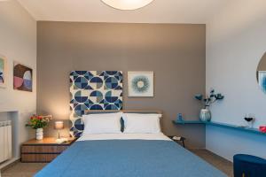 um quarto com uma cama azul e uma parede azul em MACRAME' SUITES em Sciacca
