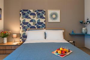 um quarto com uma cama com uma tigela de fruta em MACRAME' SUITES em Sciacca