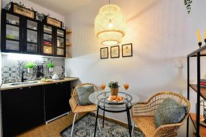 cocina con mesa de cristal y 2 sillas en Apartments Toma en Split