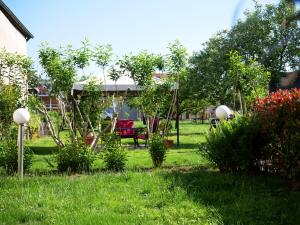 un jardín con una silla roja en el césped en Ferienwohnung Walter, en Ringsheim