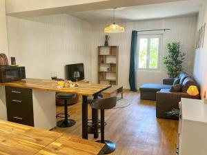 una cucina e un soggiorno con un tavolo e un divano di Nid perché en centre historique d'Avignon ad Avignone