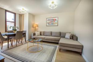 ein Wohnzimmer mit einem Sofa und einem Tisch in der Unterkunft Millennium Istanbul Golden Horn in Istanbul