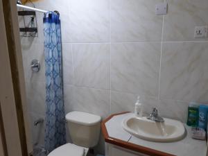 Bilik mandi di Argalo Suites 1