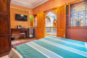 TV a/nebo společenská místnost v ubytování RIAD VILLA SIDI BABA