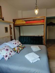 uma cama num quarto com duas toalhas em Appartamento relax Svitlana em Castel di Sangro