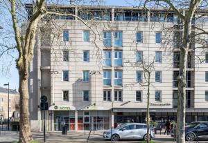 un edificio con un coche aparcado delante de él en B&B HOTEL Nantes Centre, en Nantes