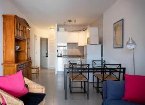 a kitchen and living room with a table and chairs at Apartamentos Bellavista Gomera in Playa de Santiago