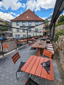 eine Terrasse mit Tischen und Stühlen und ein Gebäude in der Unterkunft Brauereigasthof Bären in Titisee-Neustadt