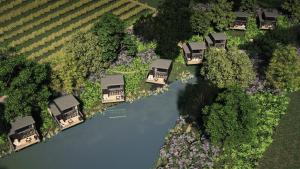 una vista aérea de un río con casas y árboles en South Lodge en Lower Beeding