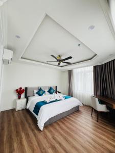una camera con un grande letto e un soffitto di Mộc châu Paradise a Làng Môn