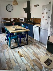 Kuchyňa alebo kuchynka v ubytovaní Maison lumineuse, proche centre. + 8 fotografií