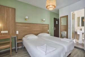 Postel nebo postele na pokoji v ubytování Merryl Hotel