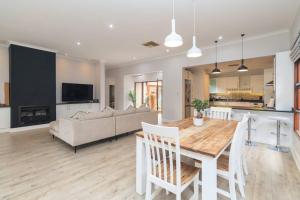 Kuchyň nebo kuchyňský kout v ubytování Golf & Leisure Delight - Pecanwood Golf Estate - Hartbeespoort