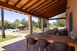 - patio z drewnianym stołem i krzesłami w obiekcie 019 Villa Nuria ET2369 by Mallorca Charme w mieście Muro