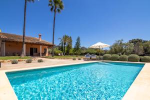 basen przed domem z palmami w obiekcie 019 Villa Nuria ET2369 by Mallorca Charme w mieście Muro