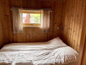 Postel nebo postele na pokoji v ubytování Traditional Hamnøya Rorbua with spectacular view!