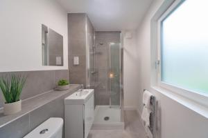 a bathroom with a shower and a toilet and a sink at Fantastic 2 Bedroom Apartment in Ashford in Ashford