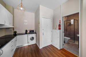 Una cocina o zona de cocina en Apartamentos D'Alegria by Amber Star Rent