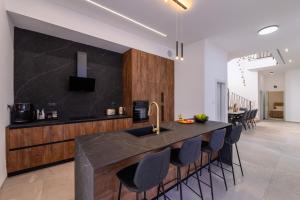 Η κουζίνα ή μικρή κουζίνα στο וילה דיימונד בגליל - וילה מושלמת עם בריכה פרטית מחוממת מקורה, ג'קוזי ונוף מהמם