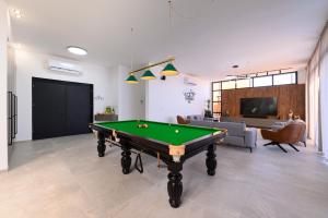 Τραπέζι μπιλιάρδου στο וילה דיימונד בגליל - וילה מושלמת עם בריכה פרטית מחוממת מקורה, ג'קוזי ונוף מהמם