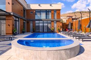 Πισίνα στο ή κοντά στο וילה דיימונד בגליל - וילה מושלמת עם בריכה פרטית מחוממת מקורה, ג'קוזי ונוף מהמם