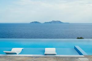 Bazén v ubytovaní Seafront elegant villa, with infinity pool & devine views! alebo v jeho blízkosti