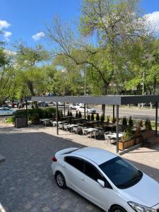 アルマトイにあるGrand Bereke Hotelの駐車場に駐車した白車