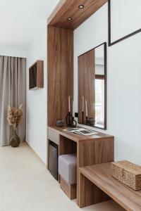 Zimmer mit einem Schreibtisch und einem Spiegel in der Unterkunft Verano Afytos Hotel in Afytos