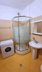 Una ducha con inodoro y lavabo en un baño. en Sunshine Apartments, en Golem