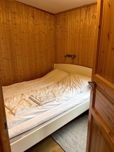 Postel nebo postele na pokoji v ubytování Delightful Hamnoya Rorbua/Fisherman's cottage.