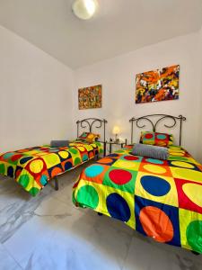 twee bedden naast elkaar in een kamer bij SHR043 Nerja Medina Apartamento cerca de Playa Torrecilla in Nerja