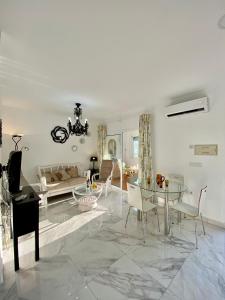 uma sala de estar com uma mesa e um sofá em SHR043 Nerja Medina Apartamento cerca de Playa Torrecilla em Nerja