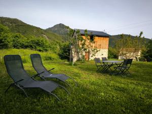 two chairs and a table in a field at U MULINU in Moïta