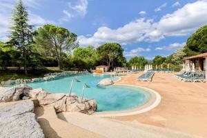 ein großes Schwimmbad in einem Resort in der Unterkunft Village Le Rouret - maeva Home - Appartement 2 Pièces 4 Personnes - Sélection MAE-5461 in Grospierres