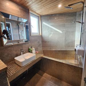 Koupelna v ubytování Ariene Guesthouse